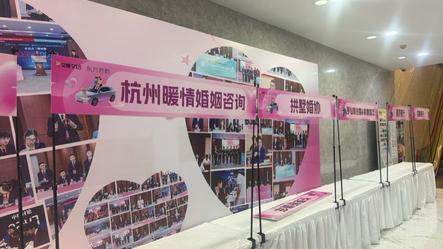 暖情心理咨询师在东方相亲会现场提供婚恋公益咨询